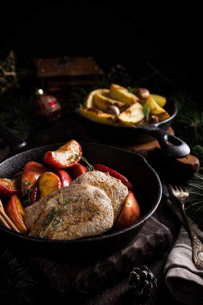 Filete de cerdo asado con manzanas caramelizadas.