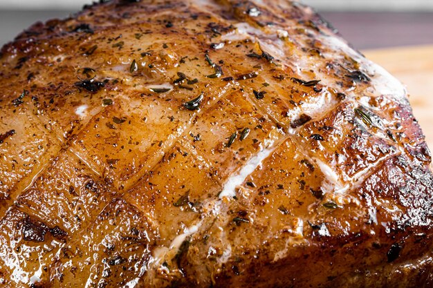 Filete de cerdo asado en una tabla de madera