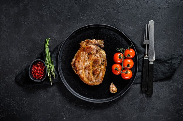 Filete de cerdo asado con tomates.