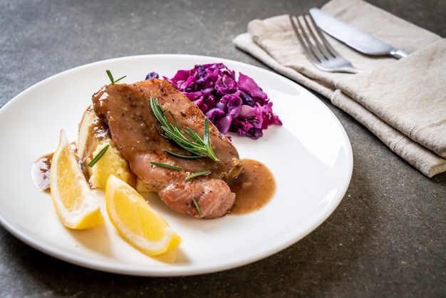 filete de cerdo con col lombarda y puré de papas