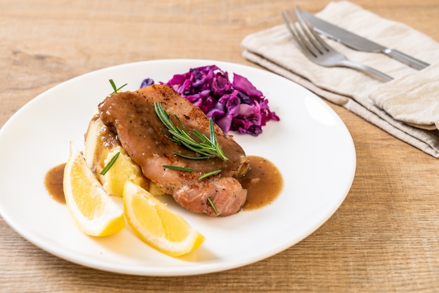 Filete de cerdo con col roja y puré de papas