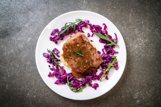 Filete de cerdo con col roja y puré de papas