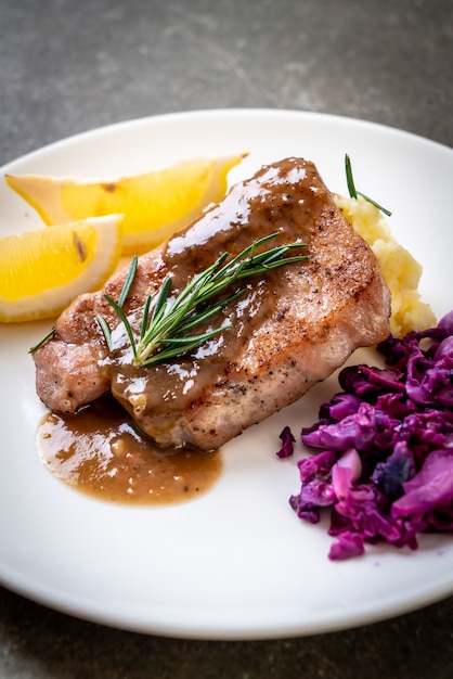 Filete de cerdo con col roja y puré de papas