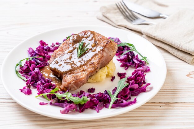 Filete de cerdo con col roja y puré de papas