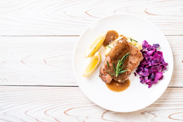 Filete de cerdo con col roja y puré de papas