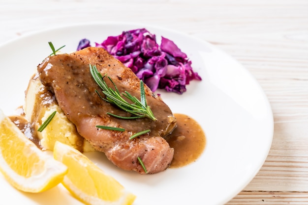 Filete de cerdo con col roja y puré de papas