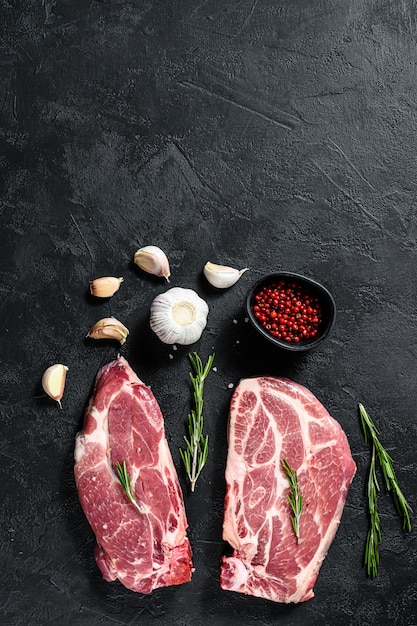 Filete de cerdo crudo en el hueso. Carne a la parrilla.