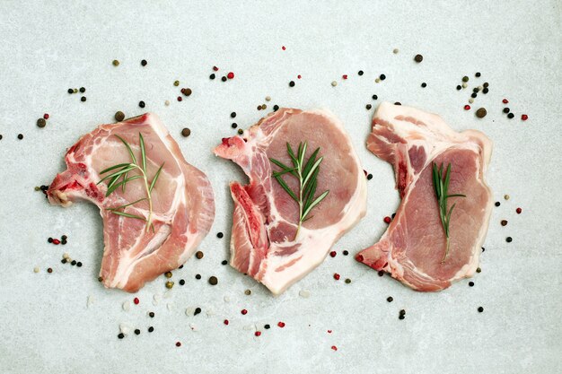 Filete de cerdo crudo con hueso a la luz