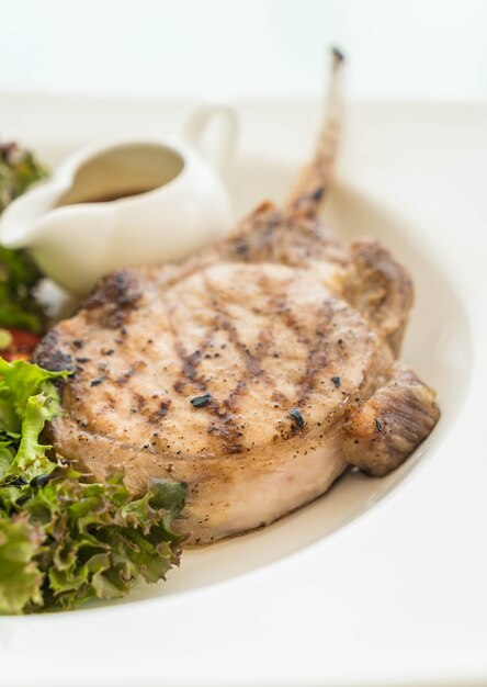 Foto filete de cerdo con ensalada