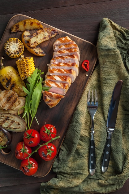 Filete de cerdo frito y verduras a la parrilla, deliciosa cena barbacoa,