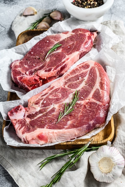 Filete de cerdo en una mesa blanca