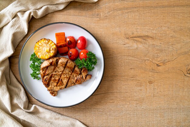 filete de cerdo a la parrilla y asado con verduras