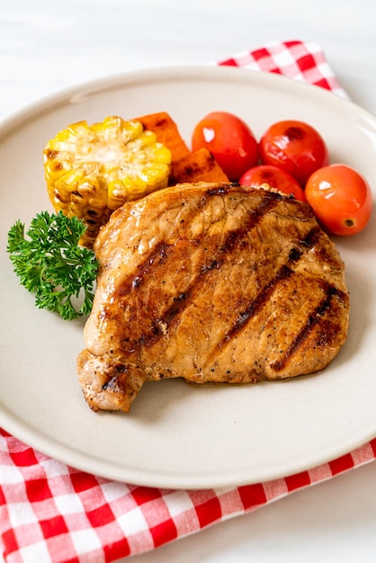 filete de cerdo a la parrilla y asado con verduras