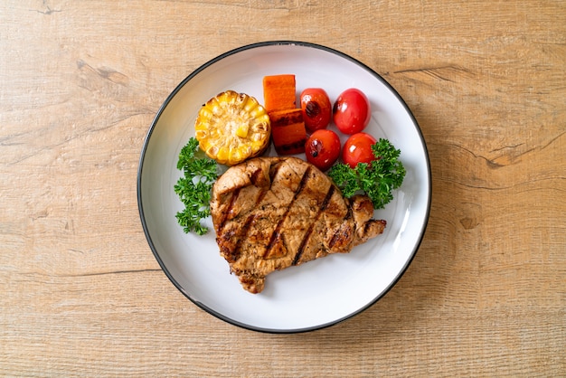 filete de cerdo a la parrilla y asado con verduras