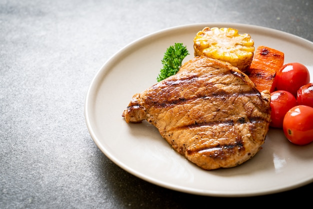 filete de cerdo a la parrilla y asado con verduras