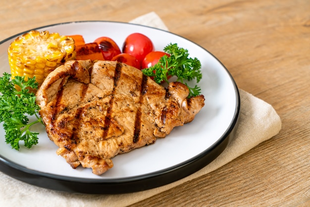 filete de cerdo a la parrilla y asado con verduras