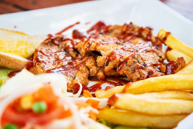 Filete de cerdo a la parrilla con ensalada en un plato