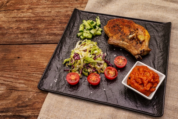 Filete de cerdo a la parrilla con salsa de tomate y ensalada de col