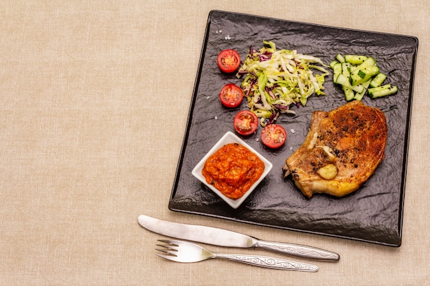 Filete de cerdo a la parrilla con salsa de tomate y ensalada de col