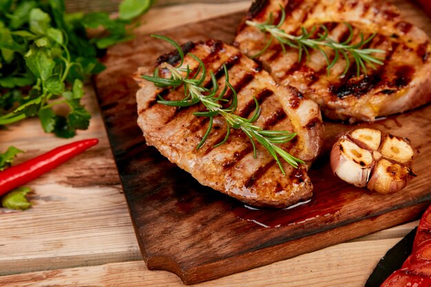 Filete de cerdo a la parrilla sobre tabla para cortar madera