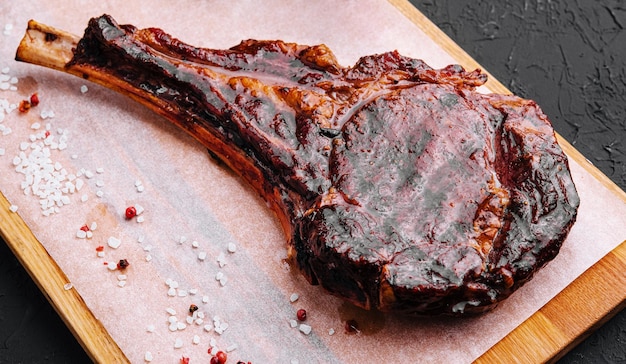 Filete de cerdo a la parrilla sobre tabla de madera