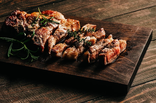 Filete de cerdo a la parrilla en una tabla de madera