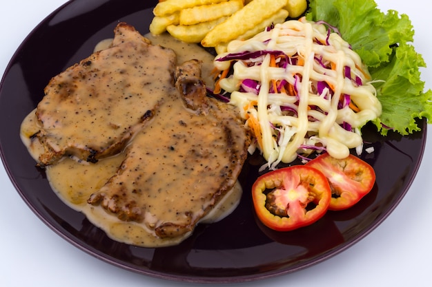 Filete de cerdo con pimienta negra en un plato negro