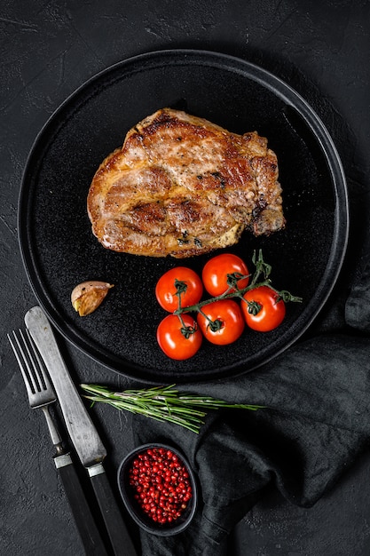 Filete de cerdo a la plancha con tomate.