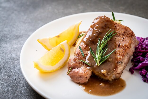 filete de cerdo con repollo rojo y puré de papas