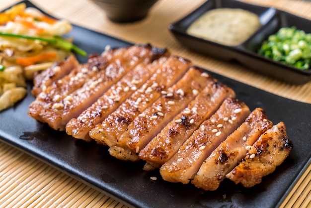 filete de cerdo en rodajas a la plancha con vegetales