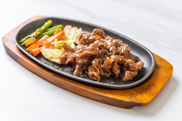 filete de cerdo en rodajas en un plato caliente