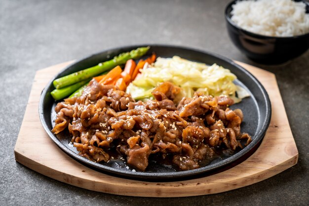 filete de cerdo en rodajas en un plato caliente