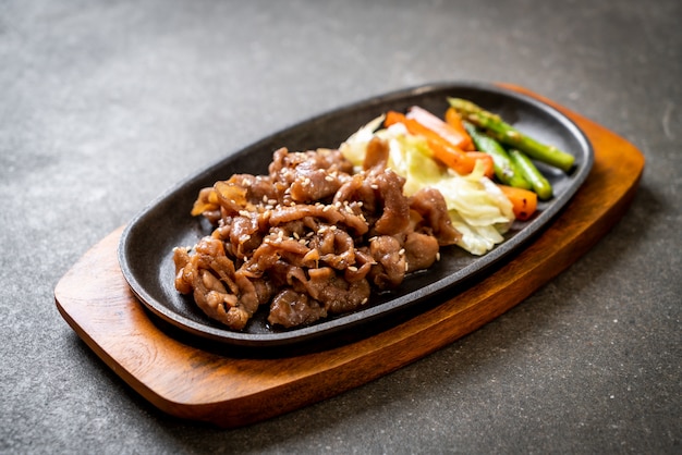 filete de cerdo en rodajas en un plato caliente