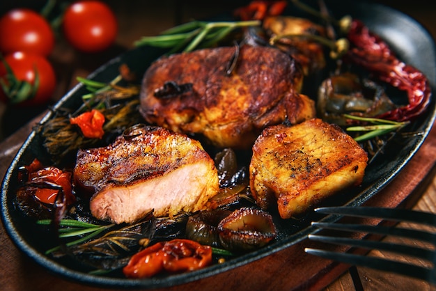 Filete de cerdo con romero y tomates