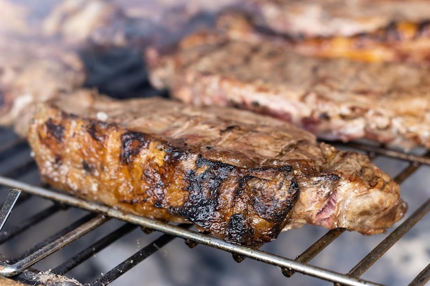 Filete de chuletón que se prepara en la barbacoa