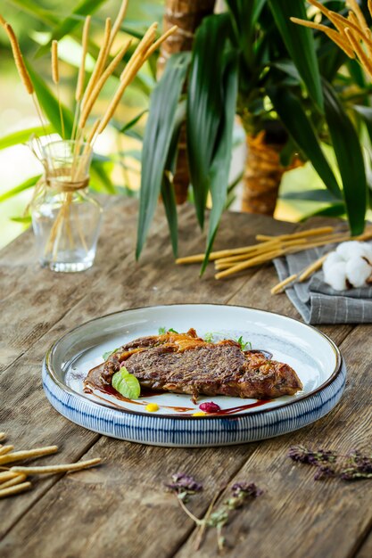 Filete de cordero a la parrilla gourmet en la mesa de madera