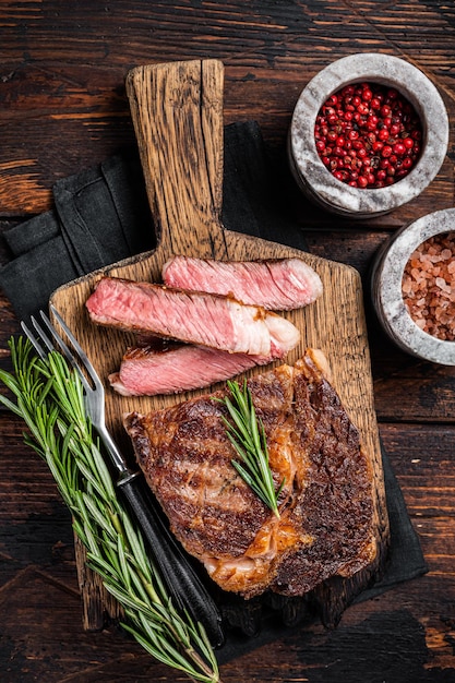 Filete de costilla en rodajas y a la parrilla carne de ternera veteado en una tabla de madera Vista superior de fondo de madera