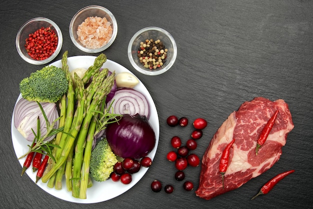 Filete crudo de costilla con especias y verduras