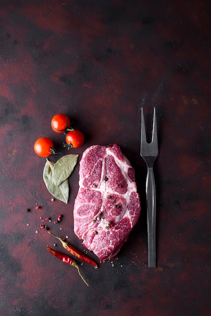 Filete crudo con especias e ingredientes para cocinar.