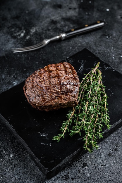 Filete de cuadril a la parrilla con especias carne de res cocida Fondo negro Vista superior