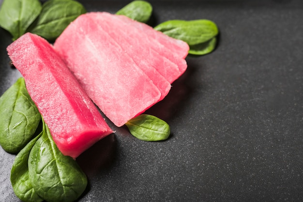 Filete de atum cru com folhas de manjericão