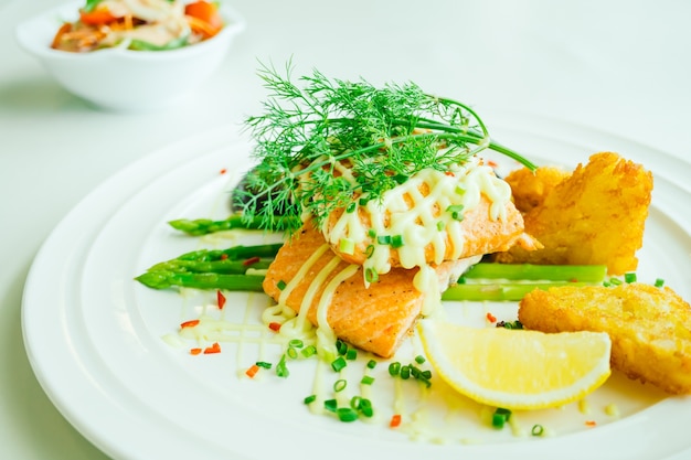 Filete de carne de salmão grelhado com vegetais