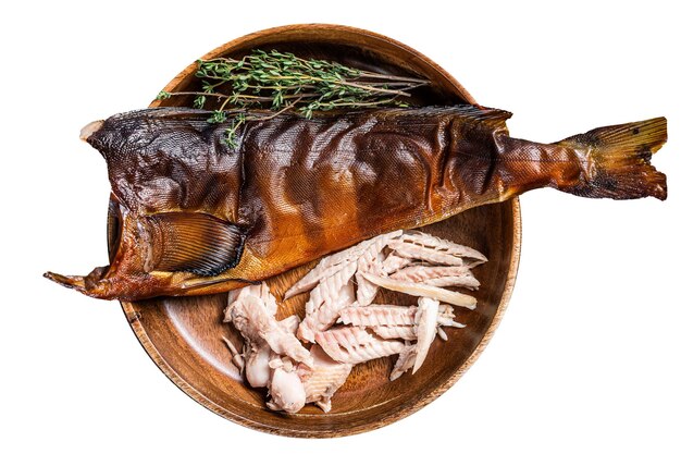 Foto filete de peixe fumado quente perca de pike ou zander em um prato de madeira com ervas fundo branco isolado vista superior