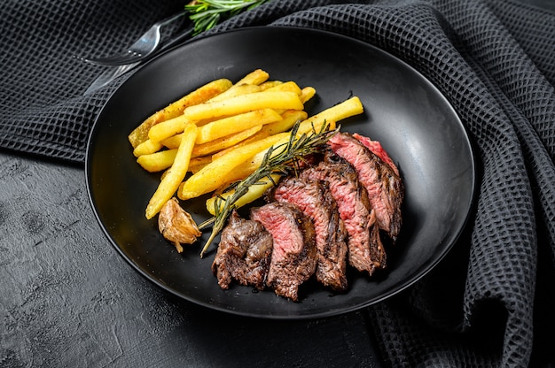 Filete de Denver en rodajas con papas fritas, carne marmolada.