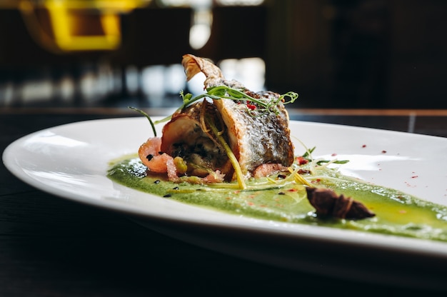 Filete de Dorado con guacamole y salsa