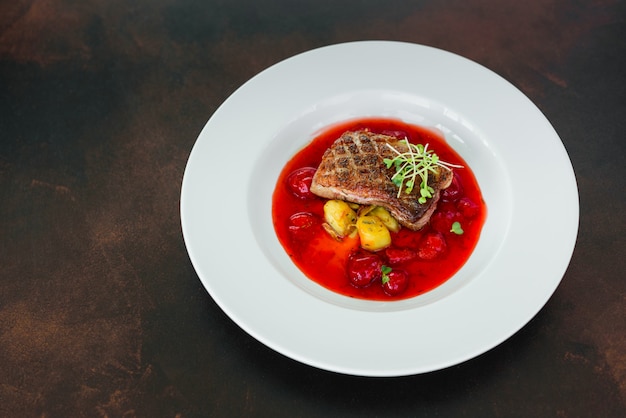 Filete de filete de pato con fresa caramelizada y berenjena.