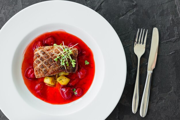 Filete de filete de pato con fresa caramelizada y berenjena.