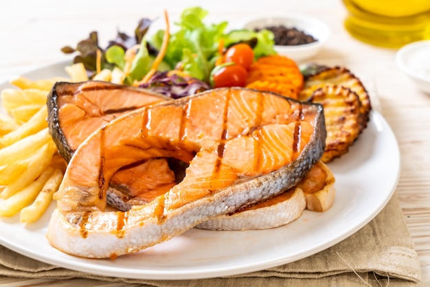 filete de filete de salmón a la parrilla doble con vegetales y papas fritas