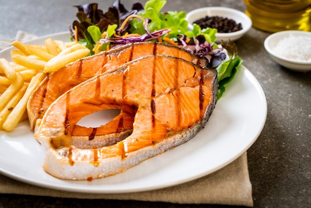 filete de filete de salmón a la parrilla con papas fritas