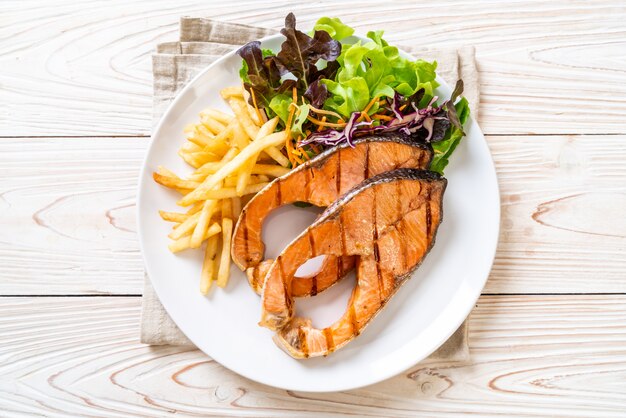 filete de filete de salmón a la parrilla con papas fritas